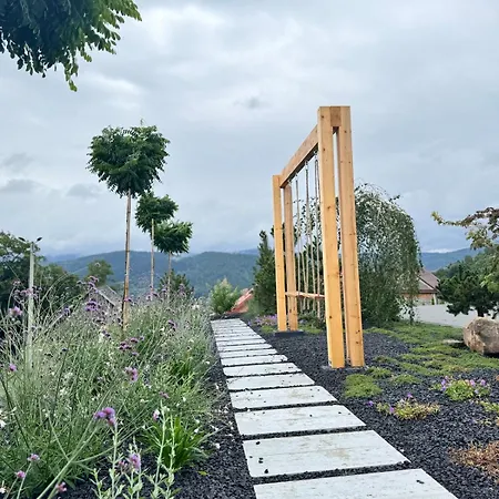 Near Mountains فيلة